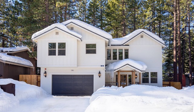 Luxurious Tahoe Escape: Hot tub, Arcade, Fireplace, and more+ in South Lake Tahoe