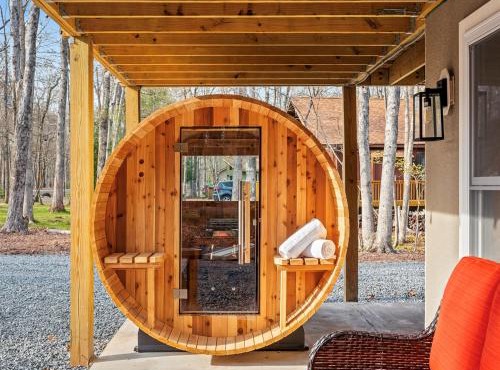 Luxury 3-Story Pocono Retreat w SaunaHot TubGames in Albrightsville