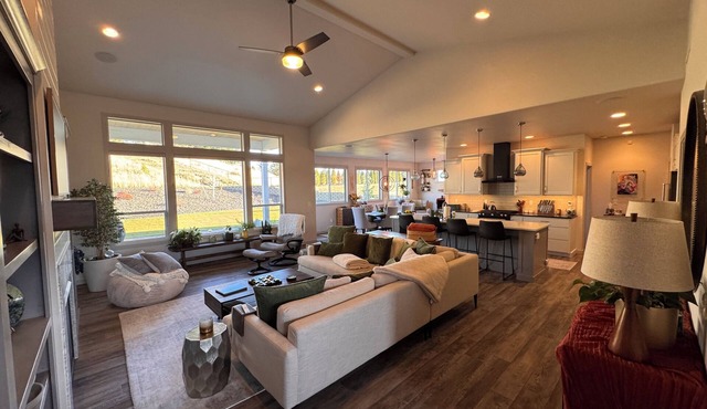 Luxury 4-Bedroom Home Near WSU – Modern Comfort by Park in Quiet Area in Pullman