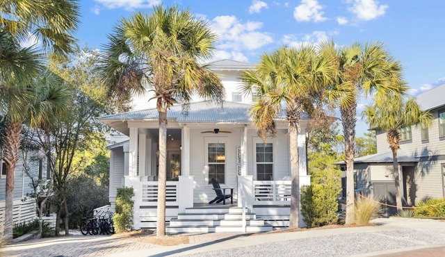 Luxury Coastal Living Breezy Partially Screened Porch & Lagoon Pool Access