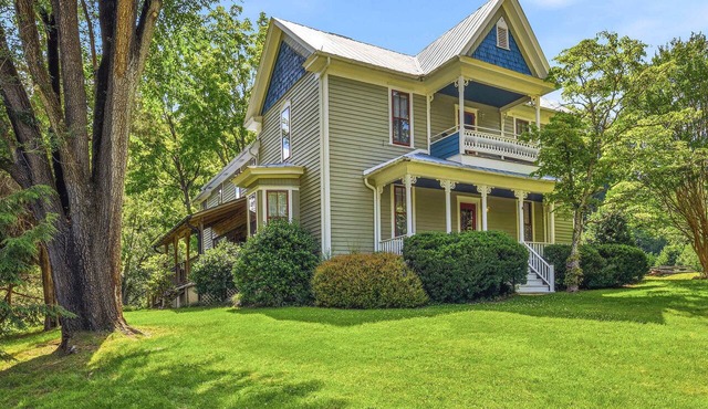 Luxury Farmhouse & Creekside Cottage, Dog-friendly, Scenic Views, Firepit, BBQ