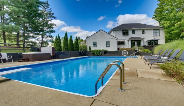 Luxury Maineville Villa w/Private Pool & Deck in Maineville