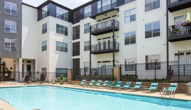 Luxury Midtown Apartment w/ gym, pool, and balcony next to Atlantic Station!
