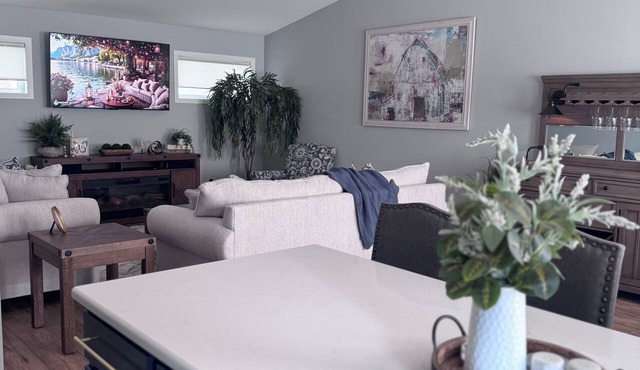 Luxury North Canton Retreat, Sleeps 4, Jetted Soaking Tub in Canton