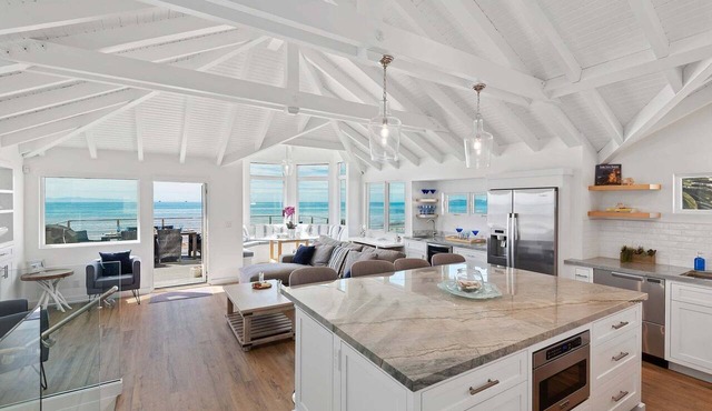 Luxury Sandcastle Beachfront! Sleeps 8 - Walk Everywhere! in Carpinteria