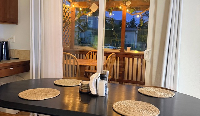 Lynnwood Retreat: Office, Theater & Grapevine Deck