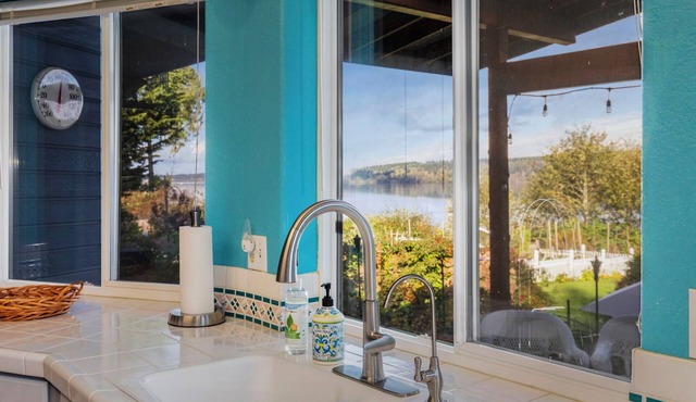 Magical 4 Bed Beachfront Cottage Getaway in Kingston