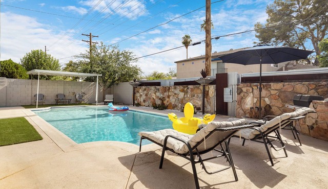 Martha's Getaway-Central PHX 5 bedroom/3bath-POOL in Phoenix
