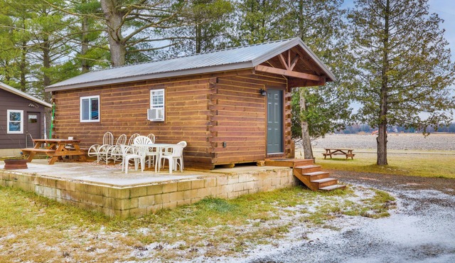 Mauston Studio Cabin ~ 15 Mi to Wisconsin Dells! in Mauston