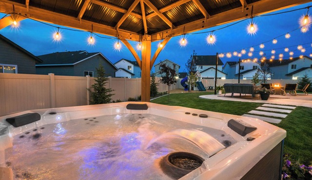 Meridian Luxury | 5BR Resort Style, Game Room, BBQ, Fire Pit, Hot Tub in Meridian