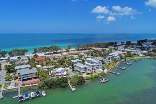 Mermaid's Landing managed by Beach Retreats in Holmes Beach