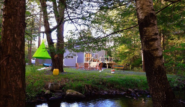 Mins to Kalahari Resort! Creekside Family Chalet Hot Tub Game Firepit in Pocono Summit