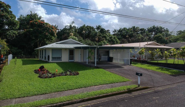 Minutes from Downtown Hilo, Sleeps 6