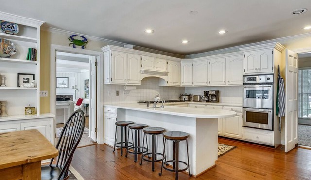Minutes from Downtown Oxford and Easton | Pool | Private Dock | Pet Friendly | K in Oxford