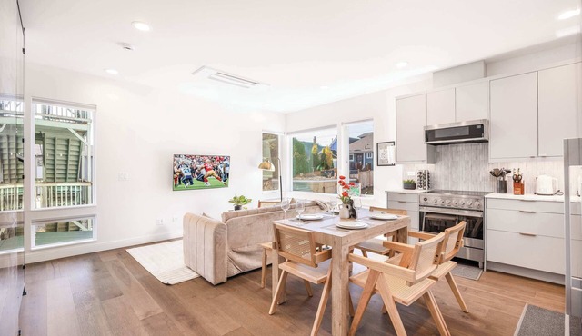 Modern 2024-Built Townhome | Near Hospitals & DT