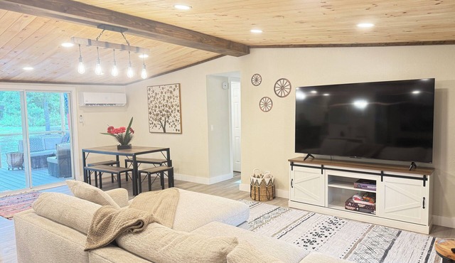 Modern 3 Bdrm Cottage Retreat by the Springs in Fort White