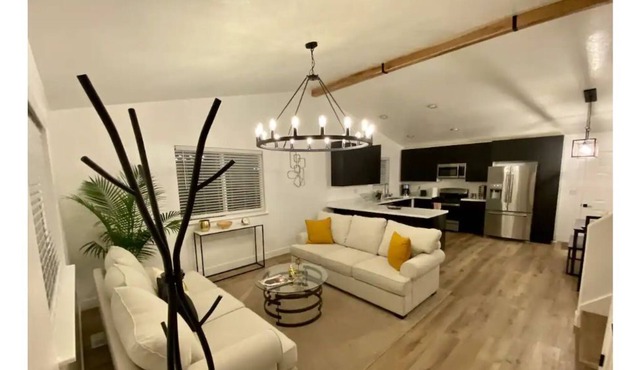 Modern 4-bedroom downtown oasis