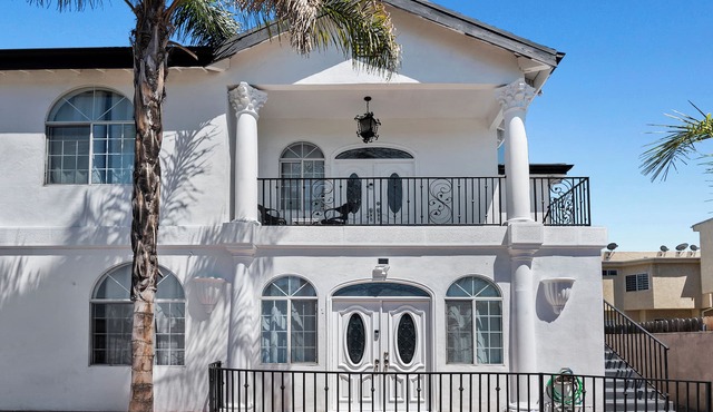 Modern gated 4bedroom 2bath unit in Los Angeles by Universal Studio & Hollywood in Los Angeles