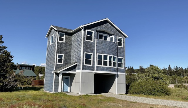Modern Home with Panoramic Views, Community Beach/Pool & Mid Island Location!