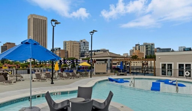 Modern Midtown High Rise Suite - Balcony - Rooftop Pool - Gym - Parking in Atlanta