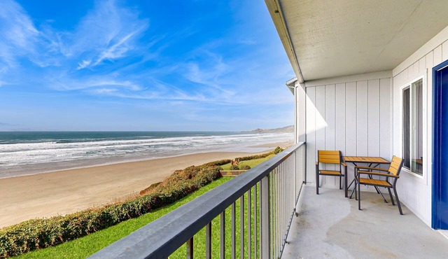 Modern oceanfront studio condo on Nye Beach with seasonal pool in Newport