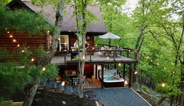 Montview Chalet: Panoramic Views, Sauna, Hot Tub, Firepit, EV and Seclusion in East Stroudsburg