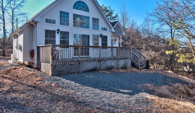 Mountain Chalet with Fireplace, A/C, Pool Table, Master Suite in Albrightsville