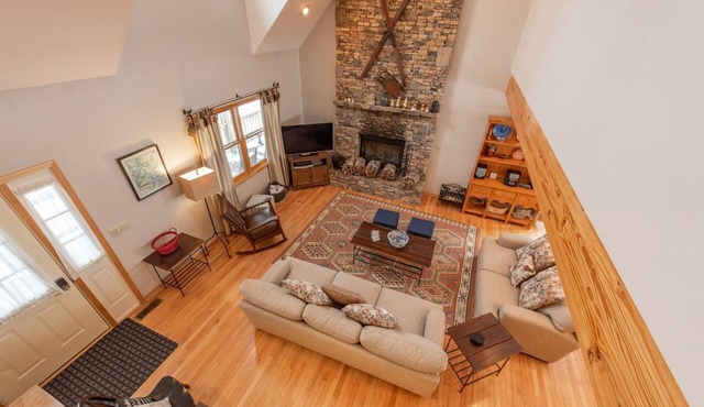 Mountain Hideaway/Central location/Nature lovers dream! Hot-tub, fire pit! in Oakland