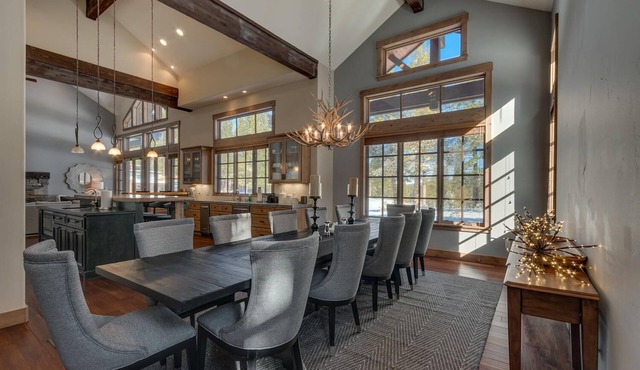 Mountain Majesty at Grays Crossing By Tahoe Getaways - 4BR 4BA w/Private Hot Tub in Truckee