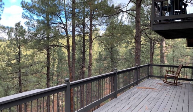Mountain Pine Main House on Quiet Cul-de-sac-3 Decks-Views of Forest + Hot Tub! in Flagstaff