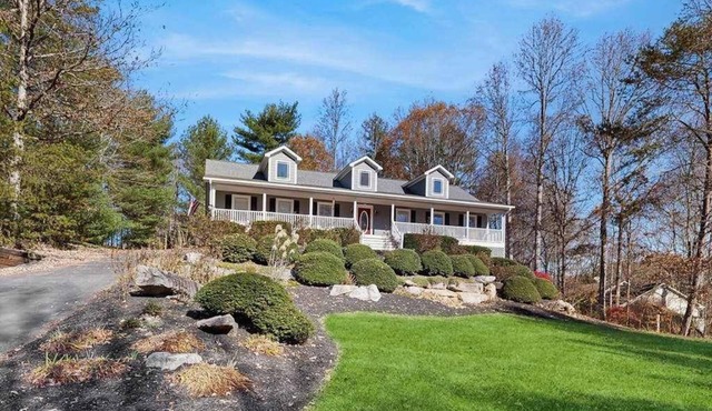 Mountain Ranch Home w/Pool Table, Fire Pit & Porch Rockers