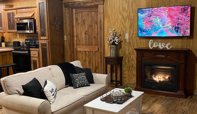 MOUNTAIN & RIVER VIEW, HOT TUB, FIREPLACES & FIRE PIT, WIFI, DOGS Ok, TV's in Young Harris