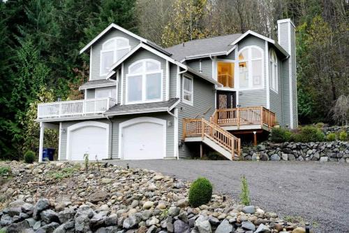 Mountain View Estate Forest Hot Tub Full Arcade in Snohomish