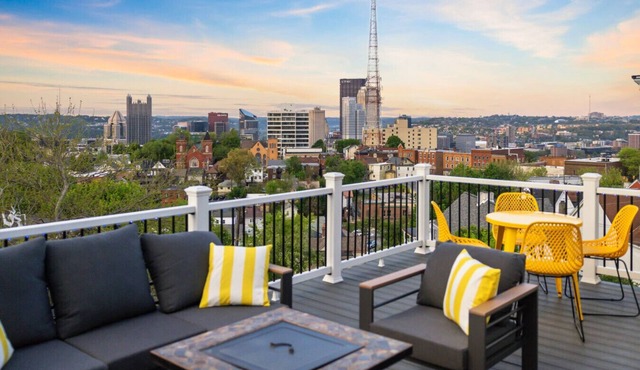 Mt. Washington Marvel. Stunning New Design, Epic Views, Hot Tub, Parking in Pittsburgh