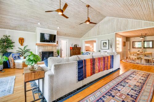 Mtn Views, Deck, Porches & Patio: Asheville Escape