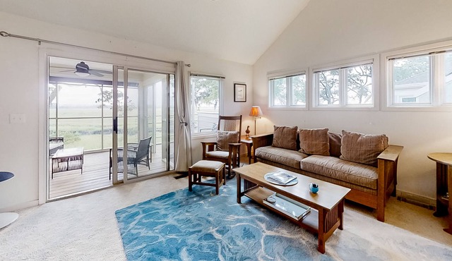Multi-level end villa with grill, marsh views, screened porch, patio, deck, W/D in Seabrook Island