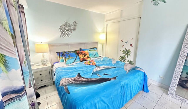 Near WAIKIKI Beach, FREE parking, POOL View, Sleep 6