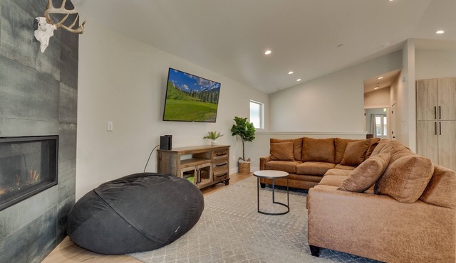 NEW! AC, Hot Tub, Grill, Newly Built, Open Floor Plan, Wifi, 3 of 6 – Emerald Bay Oasis in South Lake Tahoe