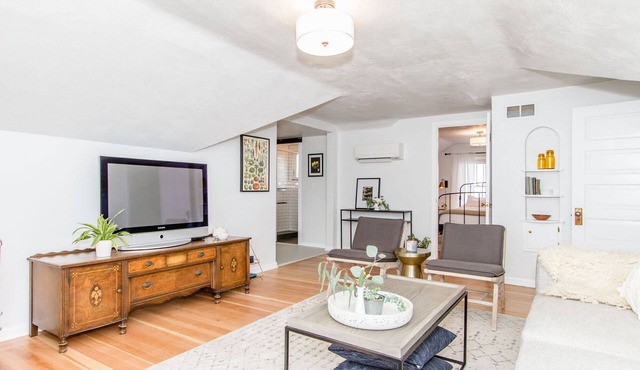 Newly Remodeled Bungalow One Bedroom One Bath