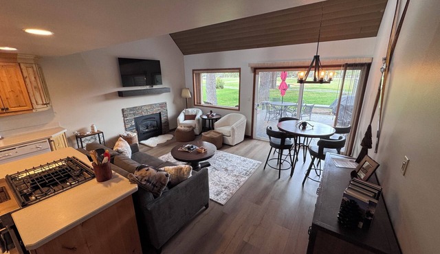 Newly Remodeled Condo on Golf Course, A/C, Pet Friendly, SHARC passes, Bikes. in Sunriver