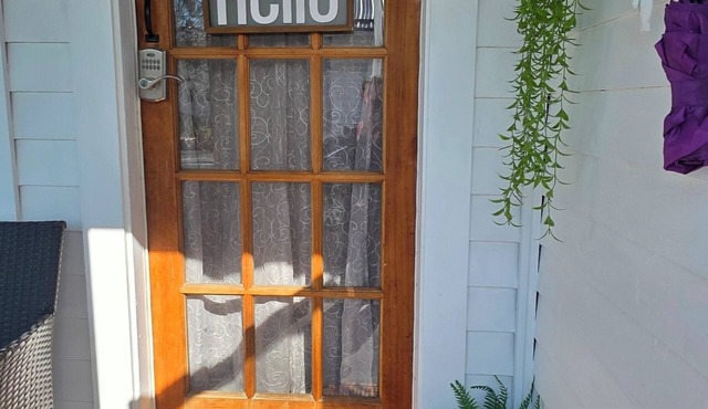 Newly Remodeled Linny's GOTL Cottages Charming 2-bdr bungalow walk to strip/park