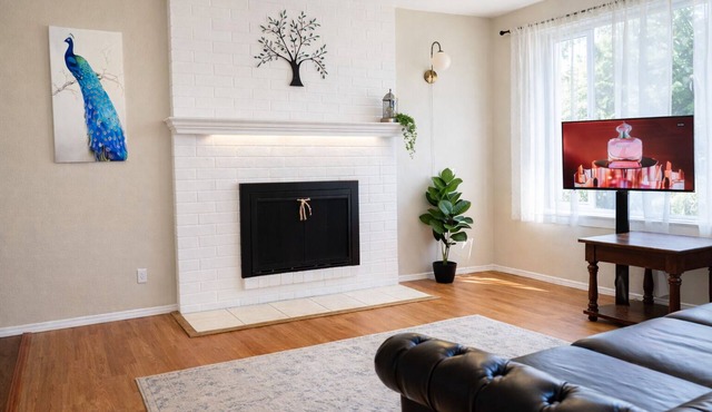 Nice & Cute 4B2B Retreat with 2TV. Private Backyard
