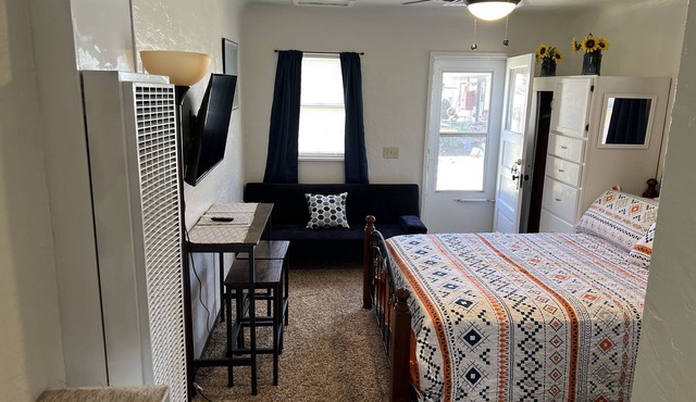 Nice Quite Studio Apartment with Queen Bed, Full kitchen and bath near Down Town in Winslow