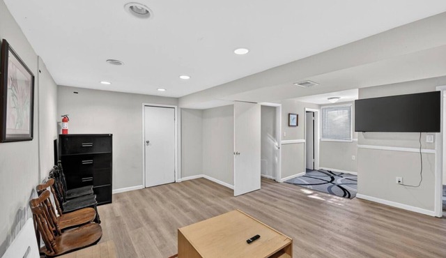 Nice Villa Cleaning, Bright and quit, it has 4 free parking area, all including in New Carrollton