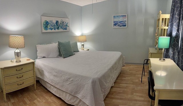 O1 Two BR townhome in Ocean Walk with 1 king, 1 queen bed. Recently updated.