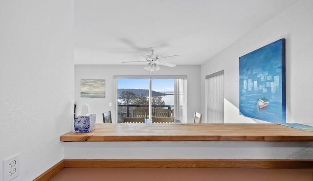 Oak Harbor View : Relaxing Setting. Base rate 2 ppl