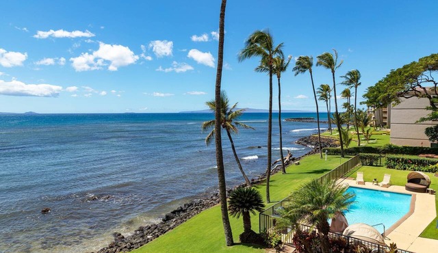 Ocean front 2-bedroom condo in fantastic Wailuku with cool AC