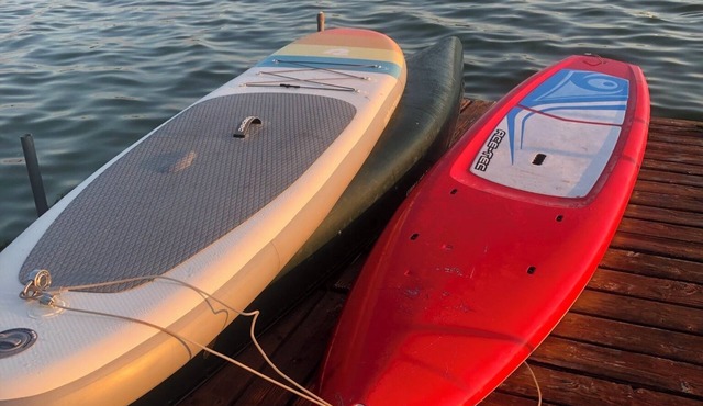 On water, dock, close to Downtown, UW, coffee shops & beach. 4 bicycle available in Madison