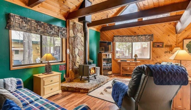 Only 7 miles to Heavenly, Huge Deck, Pets Welcome in South Lake Tahoe