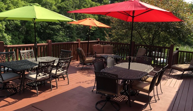 *Overlook, Hidden Gem + Large Deck for Entertaining Friends & Family in Bloomington